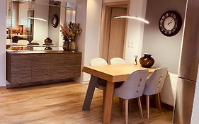 Luxurious & Cozy Down Town Home 82'